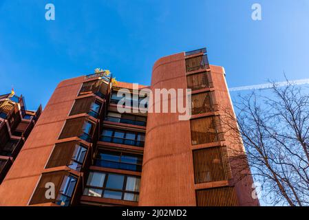 Madrid, Spanien - 12. Dezember 2021: Girasol-Gebäude. Berühmtes Wohnhaus mit Backsteinfassade, entworfen von Jose Antonio Coderch in Ortega y Gasset Stockfoto