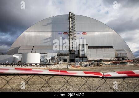 Tschernobyl Reaktor Nummer 4 der Eingrenzungsbogen über dem Objektschutz ist die größte bewegliche Konstruktion der Welt. Seit März 15 ist die Lage in Tschernobyl allgemein gefährlich. Aufgrund der Aktionen der Besatzer wurde eine stabile Stromversorgung der Anlagen angehalten, die nicht ohne eine Stromversorgung bleiben sollte. Die UN-Atombeobachter sagten jedoch, dass der in der Anlage gespeicherte Kernbrennstoff abgekühlt sei, so dass es im Moment noch keine unmittelbare Besorgnis gebe. Kernkraftwerke von Tschernobyl können eine Bedrohung für ganz Europa darstellen. Stockfoto