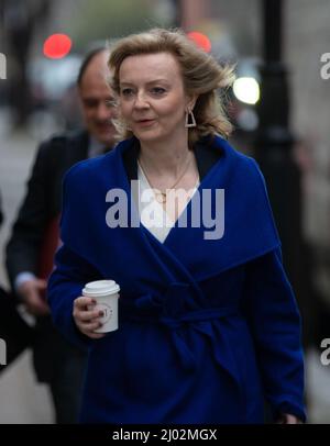 London, England, Großbritannien. 16. März 2022. Außenministerin LIZ TRUSS wird vor den morgendlichen Medieninterviews in den Fernsehstudios im Zentrum Londons eintreffen sehen. (Bild: © Tayfun Salci/ZUMA Press Wire) Stockfoto