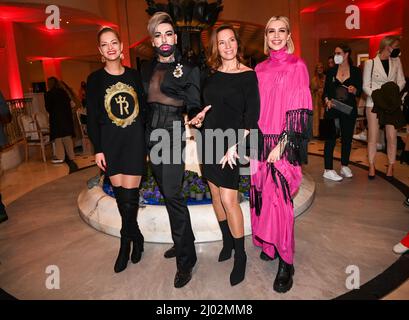 Berlin, Deutschland. 15. März 2022. Berlin Fashion Week: Xenia Princess of Saxony (l-r), Designer Harald Glööckler, Designerin Anja Gockel und Verena Kerth bei der Modenschau von Anja Gockel im Hotel Adlon. Die Berlin Fashion Week findet vom 14. Bis 20. März statt. Quelle: Jens Kalaene/dpa-Zentralbild/dpa/Alamy Live News Stockfoto