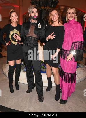 Berlin, Deutschland. 15. März 2022. Berlin Fashion Week: Xenia Princess of Saxony (l-r), Designer Harald Glööckler, Designerin Anja Gockel und Verena Kerth bei der Modenschau von Anja Gockel im Hotel Adlon. Die Berlin Fashion Week findet vom 14. Bis 20. März statt. Quelle: Jens Kalaene/dpa-Zentralbild/dpa/Alamy Live News Stockfoto