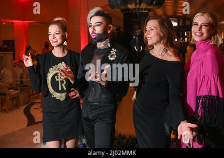 Berlin, Deutschland. 15. März 2022. Berlin Fashion Week: Xenia Princess of Saxony (l-r), Designer Harald Glööckler, Designerin Anja Gockel und Verena Kerth bei der Modenschau von Anja Gockel im Hotel Adlon. Die Berlin Fashion Week findet vom 14. Bis 20. März statt. Quelle: Jens Kalaene/dpa-Zentralbild/dpa/Alamy Live News Stockfoto