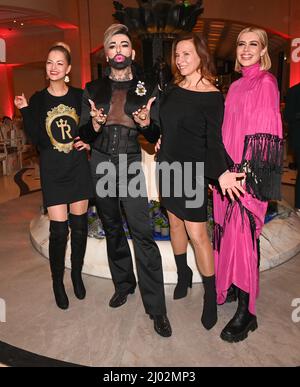 Berlin, Deutschland. 15. März 2022. Berlin Fashion Week: Xenia Princess of Saxony (l-r), Designer Harald Glööckler, Designerin Anja Gockel und Verena Kerth bei der Modenschau von Anja Gockel im Hotel Adlon. Die Berlin Fashion Week findet vom 14. Bis 20. März statt. Quelle: Jens Kalaene/dpa-Zentralbild/dpa/Alamy Live News Stockfoto