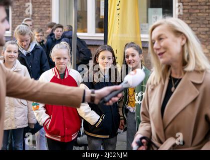 DEN HAAG - D66-leider Sigrid Kaag bringt in wijkcentrum het Benoordenhuis haar stem uit voor de gemeenteraadsverkiezingen. ANP BART MAAT Stockfoto