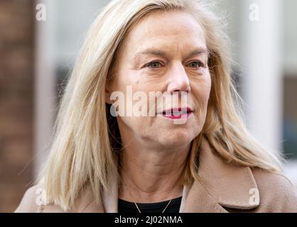 DEN HAAG - D66-leider Sigrid Kaag bringt in wijkcentrum het Benoordenhuis haar stem uit voor de gemeenteraadsverkiezingen. ANP BART MAAT Stockfoto