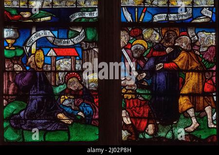 Die Qual von Gethsemane und der Kuss von Judas: Zwei lebhafte Buntglasscheiben, die Szenen aus der Passion Christi in einem Fenster von 1511 darstellen, die von den Glasmachern von Troyes im Église Saint-Rémi in Ceffonds, einem Dorf im Departement Haute-Marne der Champagne im Nordosten Frankreichs, geschaffen wurden. Stockfoto