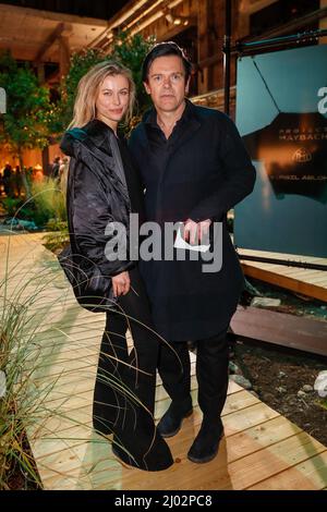 Berlin, Deutschland. 15. März 2022. Berlin Fashion Week: Paul Landers und die Firma Olga De Mar kommen zur Schau der Designerin Esther Perbandt im Kraftwerk Berlin an. Quelle: Gerald Matzka/dpa/Alamy Live News Stockfoto