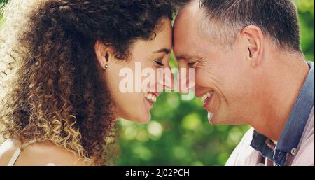 Du bist mein Himmel auf Erden. Aufnahme eines glücklichen und liebevollen reifen Paares, das im Freien viel Zeit miteinander verbringt. Stockfoto