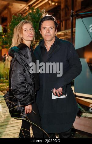 Berlin, Deutschland. 15. März 2022. Berlin Fashion Week: Paul Landers und die Firma Olga De Mar kommen zur Schau der Designerin Esther Perbandt im Kraftwerk Berlin an. Quelle: Gerald Matzka/dpa/Alamy Live News Stockfoto