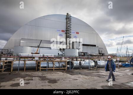 Tschernobyl Reaktor Nummer 4 der Eingrenzungsbogen über dem Objektschutz ist die größte bewegliche Konstruktion der Welt. Seit März 15 ist die Lage in Tschernobyl allgemein gefährlich. Aufgrund der Aktionen der Besatzer wurde eine stabile Stromversorgung der Anlagen angehalten, die nicht ohne eine Stromversorgung bleiben sollte. Die UN-Atombeobachter sagten jedoch, dass der in der Anlage gespeicherte Kernbrennstoff abgekühlt sei, so dass es im Moment noch keine unmittelbare Besorgnis gebe. Kernkraftwerke von Tschernobyl können eine Bedrohung für ganz Europa darstellen. (Foto von Mykhaylo Palinchak/SOPA Images/Sipa USA) Stockfoto