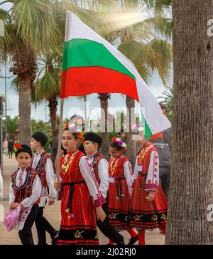 Mädchen mit bulgarischer Flagge in ethnischer, traditioneller bulgarischer Kleidung. Natinonale Flagge, Patriotismus-Konzept. Batumi, Georgien - Mai 2019 Stockfoto