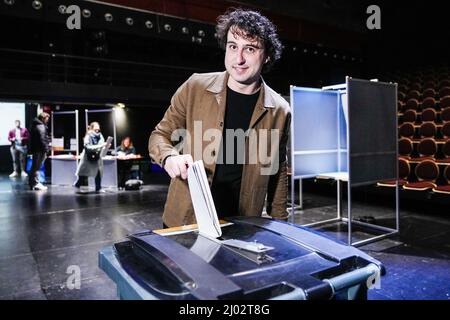 DEN HAAG - GroenLinks-leider Jesse Klaver bringt in Theater de Regentes zijn stem uit voor de gemeenteraadsverkiezingen. ANP PHIL NIJHUIS Stockfoto