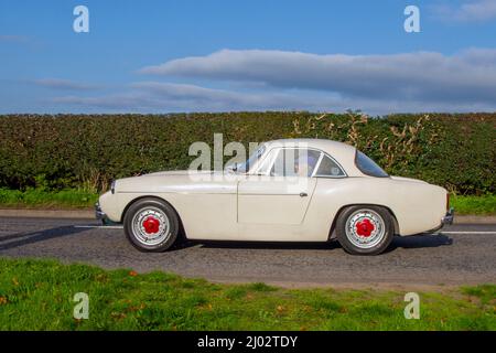 1963 60s Sixties White Ford Falcon 1172cc, Hardtop-Coupé-Karosserie auf dem Weg zur Capesthorne Hall Oldtimer-Ausstellung im August, Cheshire, Großbritannien Stockfoto