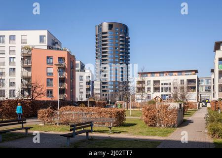 Der Appartementturm Opal an der Straße Stammheimer Ufer am Rheinufer im Stadtteil Mülheim, Köln, Deutschland. Der 67 Meter hohe Stockfoto