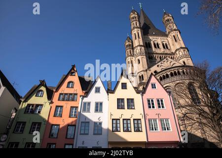 Häuser auf dem Fischmarkt in der Altstadt, Kirche Gross St. Martin, Köln, Deutschland. Haeuser am Fischmarkt in der Altstadt, Kirche Gross S. Stockfoto