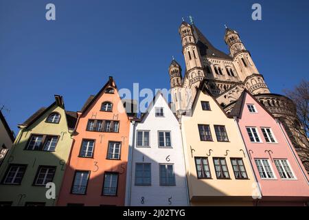 Häuser auf dem Fischmarkt in der Altstadt, Kirche Gross St. Martin, Köln, Deutschland. Haeuser am Fischmarkt in der Altstadt, Kirche Gross S. Stockfoto