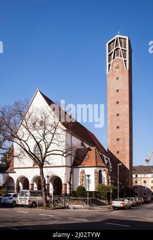 Pfarrkirche St. Pius auf der Straße Gottesweg im Bezirk Zollstock, Köln, Deutschland. Pfarrkirche St. Pius Kirche am Gottesweg im Stadtteil Zoll Stockfoto