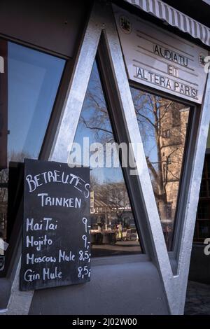 Lustige Tafel einer Kneipe in der Altstadt, Köln, Deutschland. Lustige Tafel an einer Kneipe in der Altstadt, B Stockfoto