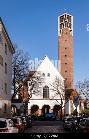 Pfarrkirche St. Pius auf der Straße Gottesweg im Bezirk Zollstock, Köln, Deutschland. Pfarrkirche St. Pius Kirche am Gottesweg im Stadtteil Zoll Stockfoto