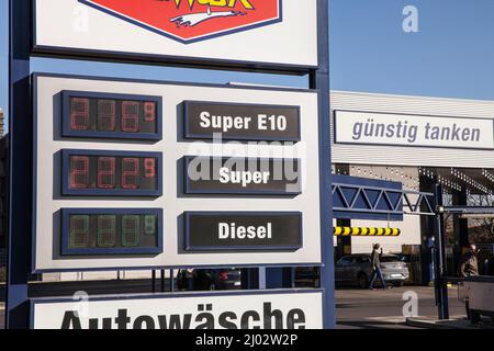 Sehr hohe Preise für Benzin und Diesel am 10. März 2022, Mr. Wash Tankstelle und Autowäsche auf der Straße Raderthalguertel, Köln, Deutschland seh Stockfoto