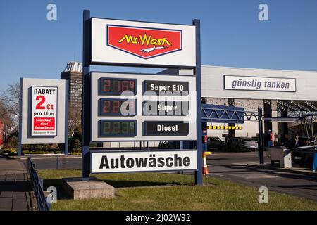 Sehr hohe Preise für Benzin und Diesel am 10. März 2022, Mr. Wash Tankstelle und Autowäsche auf der Straße Raderthalguertel, Köln, Deutschland seh Stockfoto