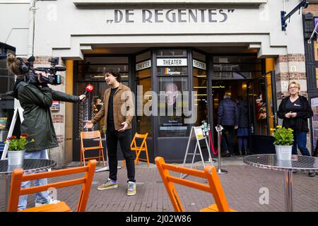 DEN HAAG - GroenLinks-leider Jesse Klaver Staat media te woord na het uitbreken van zijn stem in Theatre de Regentes voor de gemeenteraadsverkiezingen. ANP PHIL NIJHUIS Stockfoto