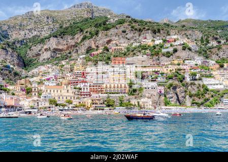 Amalfiküste, Italien - Juli 01 2021: Blick auf das Dorf Positano an der Amalfiküste in Italien, mit seinen charakteristischen bunten Häusern Stockfoto