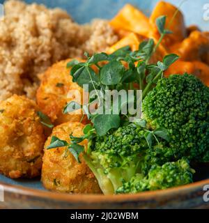 Nährende buddha Schale mit Tofu, Quinoa und Gemüse. Gesunde Ernährung, gesunder Lebensstil, veganes Essen, vegetarische Ernährung, modernes Lifestyle-Konzept. Stockfoto