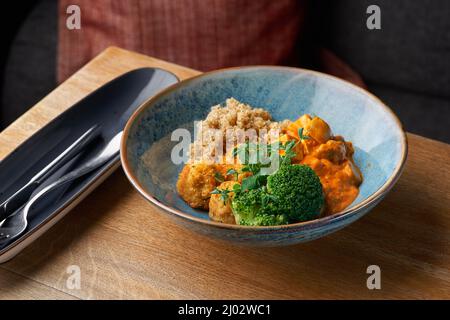 Nährende buddha Schale mit Tofu, Quinoa und Gemüse. Gesunde Ernährung, gesunder Lebensstil, veganes Essen, vegetarische Ernährung, modernes Lifestyle-Konzept. Stockfoto