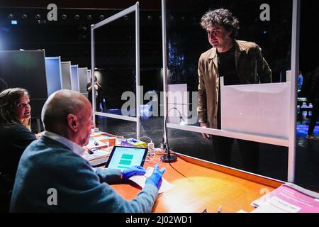 DEN HAAG - GroenLinks-leider Jesse Klaver bringt in Theater de Regentes zijn stem uit voor de gemeenteraadsverkiezingen. ANP PHIL NIJHUIS Stockfoto