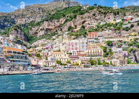 Amalfiküste, Italien - Juli 01 2021: Blick auf das Dorf Positano an der Amalfiküste in Italien, mit seinen charakteristischen bunten Häusern Stockfoto