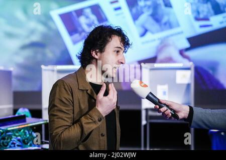 DEN HAAG - GroenLinks-leider Jesse Klaver Staat media te woord bij het uitbrengen van zijn stem in Theatre de Regentes voor de gemeenteraadsverkiezingen. ANP PHIL NIJHUIS Stockfoto