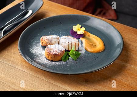 Leckere vegetarische Pfannkuchen mit Tofu und Bananenkäse Stockfoto