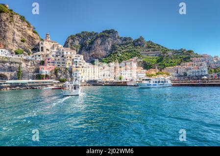 Amalfiküste, Italien - Juli 01 2021: Spektakuläre Aussicht vom Meer auf die Stadt Amalfi Stockfoto