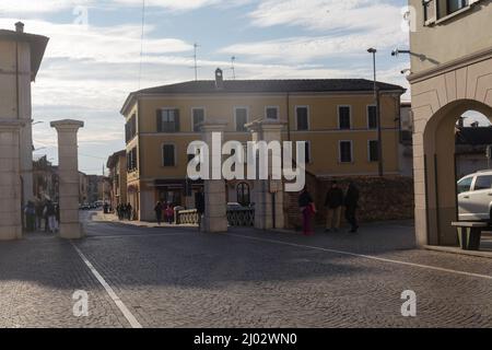 Reisen in der Lombardei, Italien - Sehenswürdigkeiten Soncino ( Cremona ) mittelalterliche Stadt und Kirchen Stockfoto