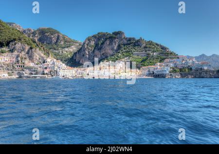 Amalfiküste, Italien - Juli 01 2021: Spektakuläre Aussicht vom Meer auf die Stadt Amalfi Stockfoto