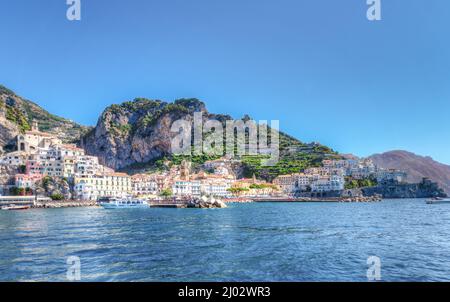 Amalfiküste, Italien - Juli 01 2021: Spektakuläre Aussicht vom Meer auf die Stadt Amalfi Stockfoto