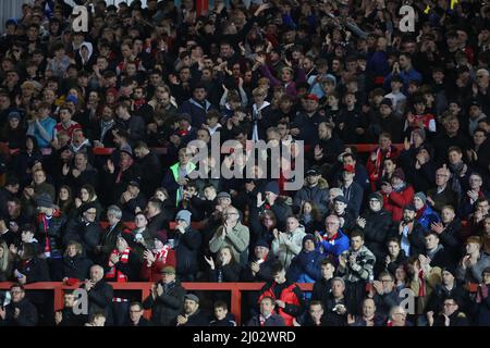 Fans, die vor ihrem Spiel gegen Crawley Town auf den Terrassen der Big Bank im St James Park, dem Heimstadion von Exeter City, stehen.15.. März 2022 Stockfoto