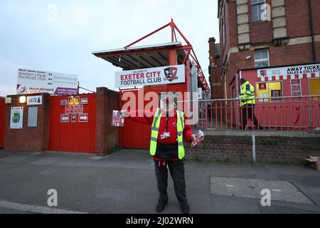 Programmverkäufer vor dem Heimstadion von Exeter City im St James Park vor ihrem Spiel gegen Crawley Town.15.. März 2022 Stockfoto