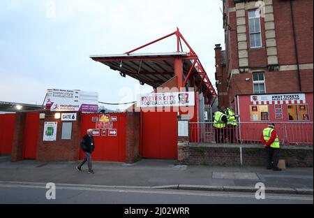 Programmverkäufer vor dem Heimstadion von Exeter City im St James Park vor ihrem Spiel gegen Crawley Town.15.. März 2022 Stockfoto