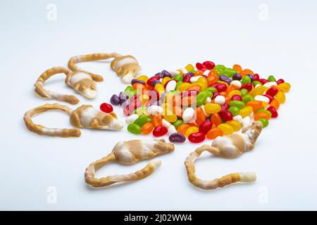 Gemischte Sammlung von bunten Süßigkeiten, Gelee Pillen Süßigkeiten, Süßigkeiten in Mausform isoliert auf weißem Hintergrund Stockfoto