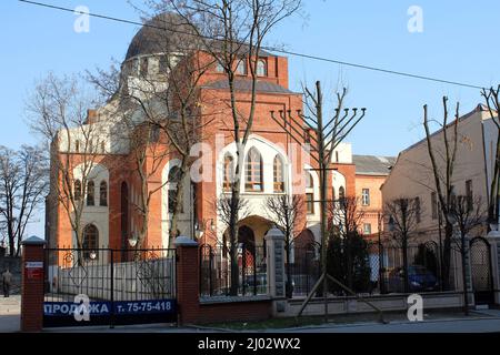 CHARKOW, UKRAINE - 23. APRIL 2011: Die Chorsynagoge ist eine aktive religiöse Institution und ein architektonisches Denkmal der Stadt. Stockfoto