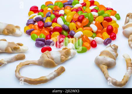 Gemischte Sammlung von bunten Süßigkeiten, Gelee Pillen Süßigkeiten, Süßigkeiten in Mausform isoliert auf weißem Hintergrund Stockfoto