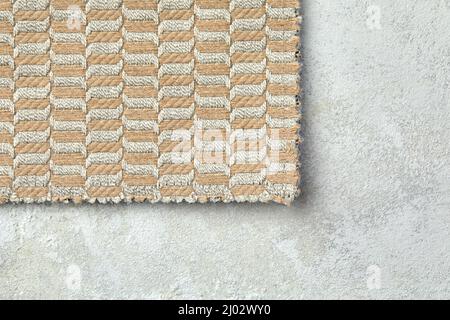 Der Hintergrund besteht aus mehreren Arten von farbigen Fliesen mit unterschiedlichen Mustern auf beige Ton. Stockfoto