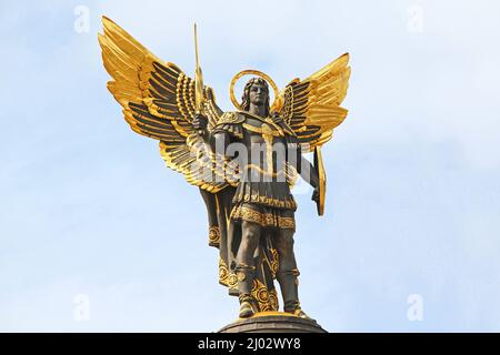 KIEW, UKRAINE - 21. APRIL 2012: Dies ist ein Denkmal für Erzengel Michael am Lyadsky Tor auf dem Unabhängigkeitsplatz. Stockfoto