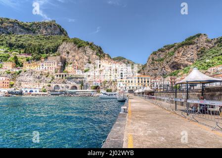 Amalfiküste, Italien - Juli 01 2021: Eingang vom Meer nach Amalfi Stockfoto