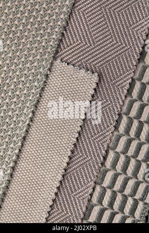 Der Hintergrund besteht aus mehreren Arten von farbigen Fliesen mit unterschiedlichen Mustern auf beige Ton. Stockfoto