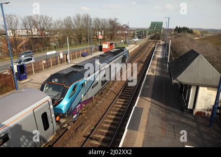 Die Lok 68029 der Klasse 68 fährt die 1115 Longsight, Manchester, nach Cleethorpes TransPennine Express, einem Mannschaftsausbildungsdienst, der am 15. 3. 22 durch Althorpe führt. Stockfoto