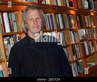 Klais, Deutschland. 15. März 2022. Der Direktor von Schloss Elmau, Dietmar Müller-Elmau, steht in der Bibliothek des Hotels. Quelle: Angelika Warmuth/dpa/Alamy Live News Stockfoto