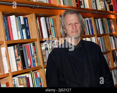 Klais, Deutschland. 15. März 2022. Der Direktor von Schloss Elmau, Dietmar Müller-Elmau, steht in der Bibliothek des Hotels. Quelle: Angelika Warmuth/dpa/Alamy Live News Stockfoto